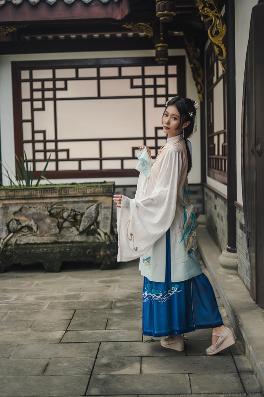 汉服 大慈寺外景 - 如月灰