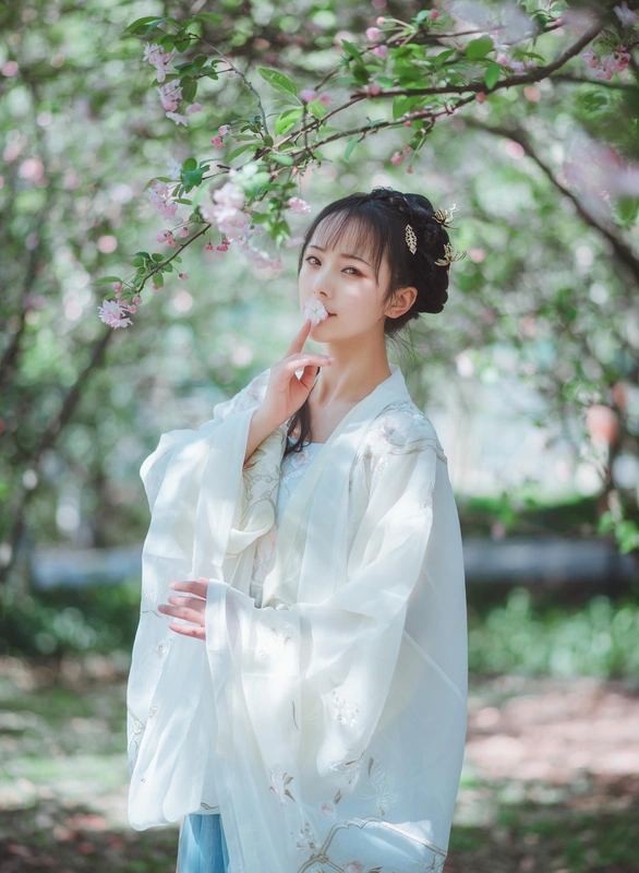 你我暮年静坐庭前赏花落谈笑流年出镜@巫忧爱做梦 - 拿相机的执义